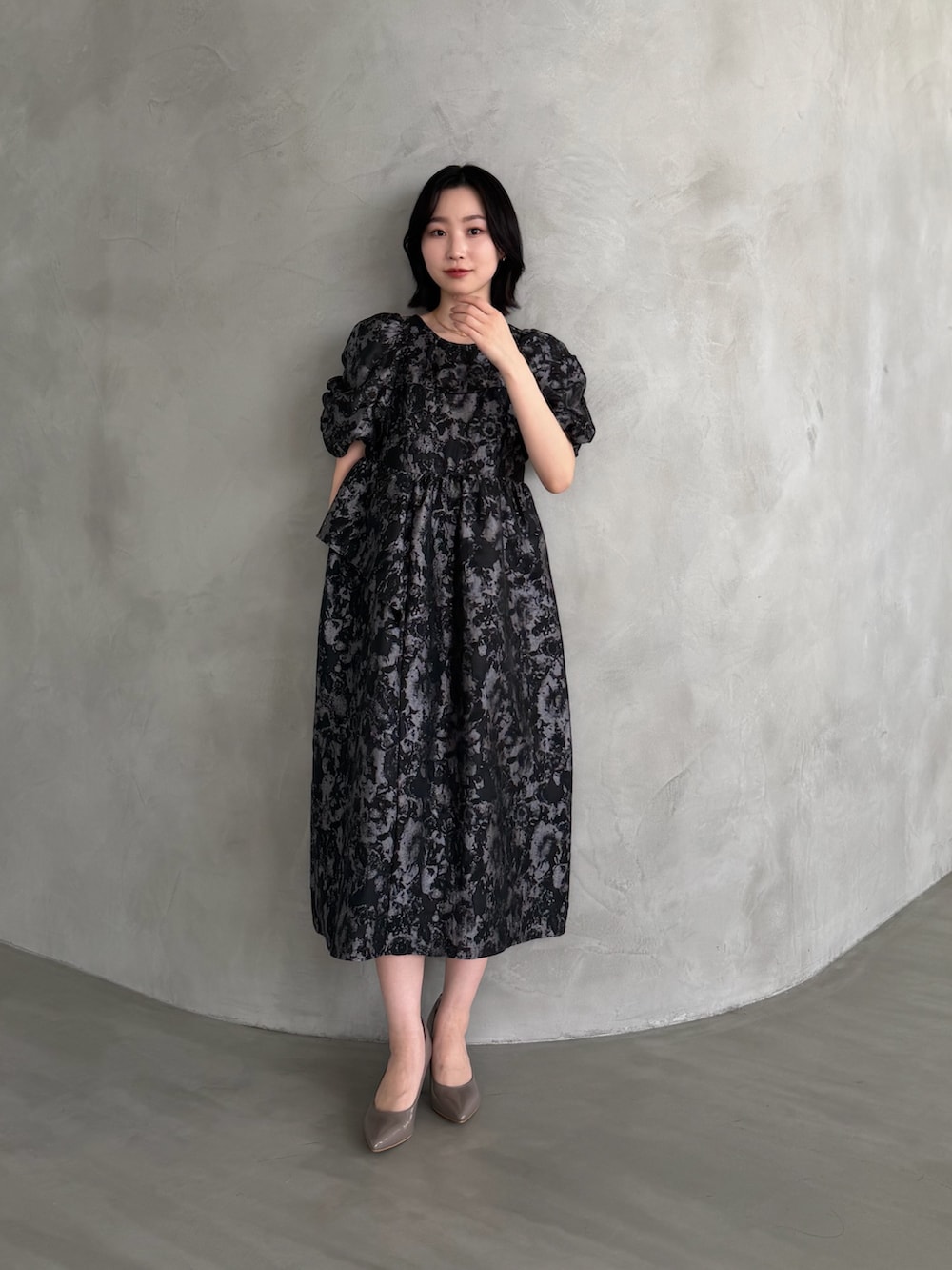 グレー系のワンピースを着用したレディースの冬コーディネートの2枚目の写真