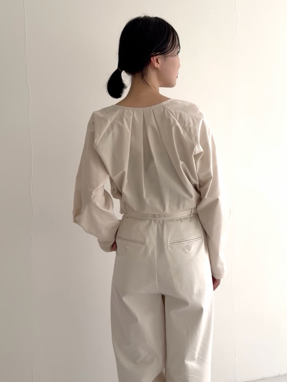 イエロー系のシャツ/ブラウス、ホワイト系のその他パンツを着用したレディースの春コーディネートの2枚目の写真