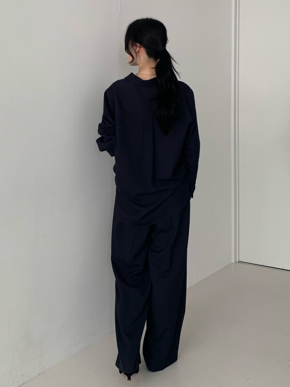 ブルー系のシャツ/ブラウス、ブルー系のその他パンツを着用したレディースの秋コーディネートの3枚目の写真