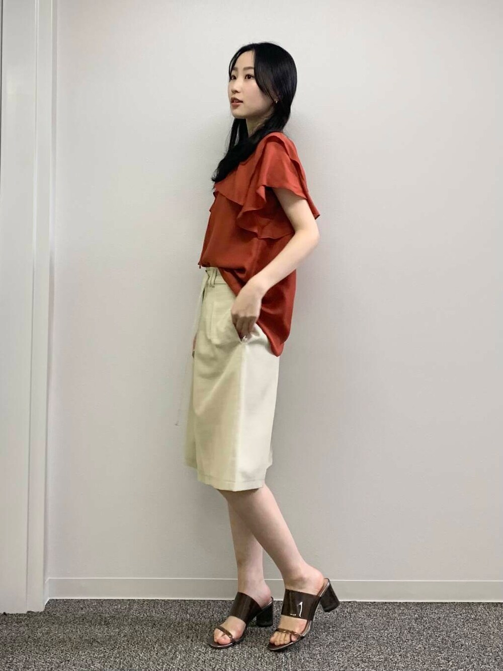 ベージュ系のその他パンツ、レッド系のシャツ/ブラウスを着用したレディースの春コーディネートの4枚目の写真