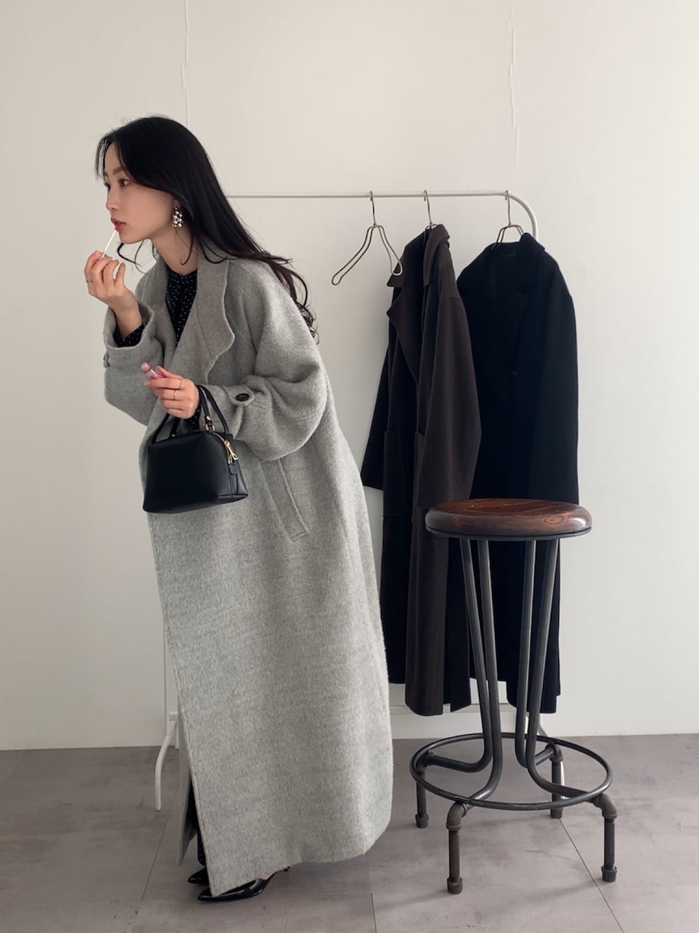 グレー系のその他アウター、ブルー系のワンピースを着用したレディースの冬コーディネートの4枚目の写真