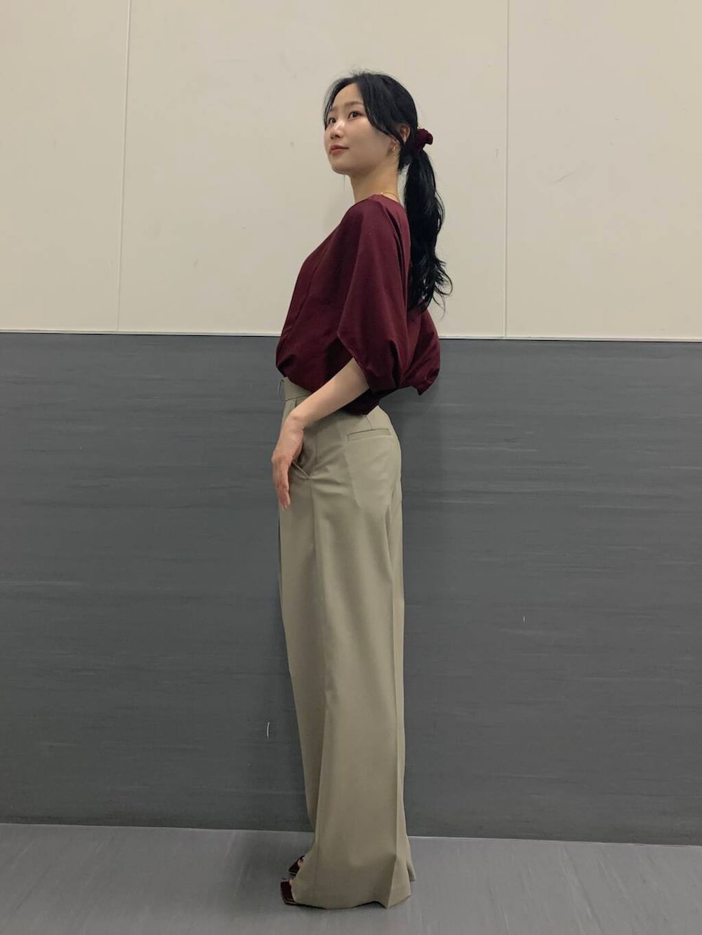 「接触冷感、オフィスカジュアル、ROSSO、お仕事、ブルベ夏、骨格ウェーブ、きれいめtシャツ、キレイめスタイル、ブルベ夏×骨格ウェーブ、sip2412」｜「URBAN RESEARCH ROSSO WOMENの防シワハイウエストワイドスラックス（その他パンツ、ブラウン系）」を使った、美波さん（レディース・158cm）の夏コーディネートの5枚目の写真