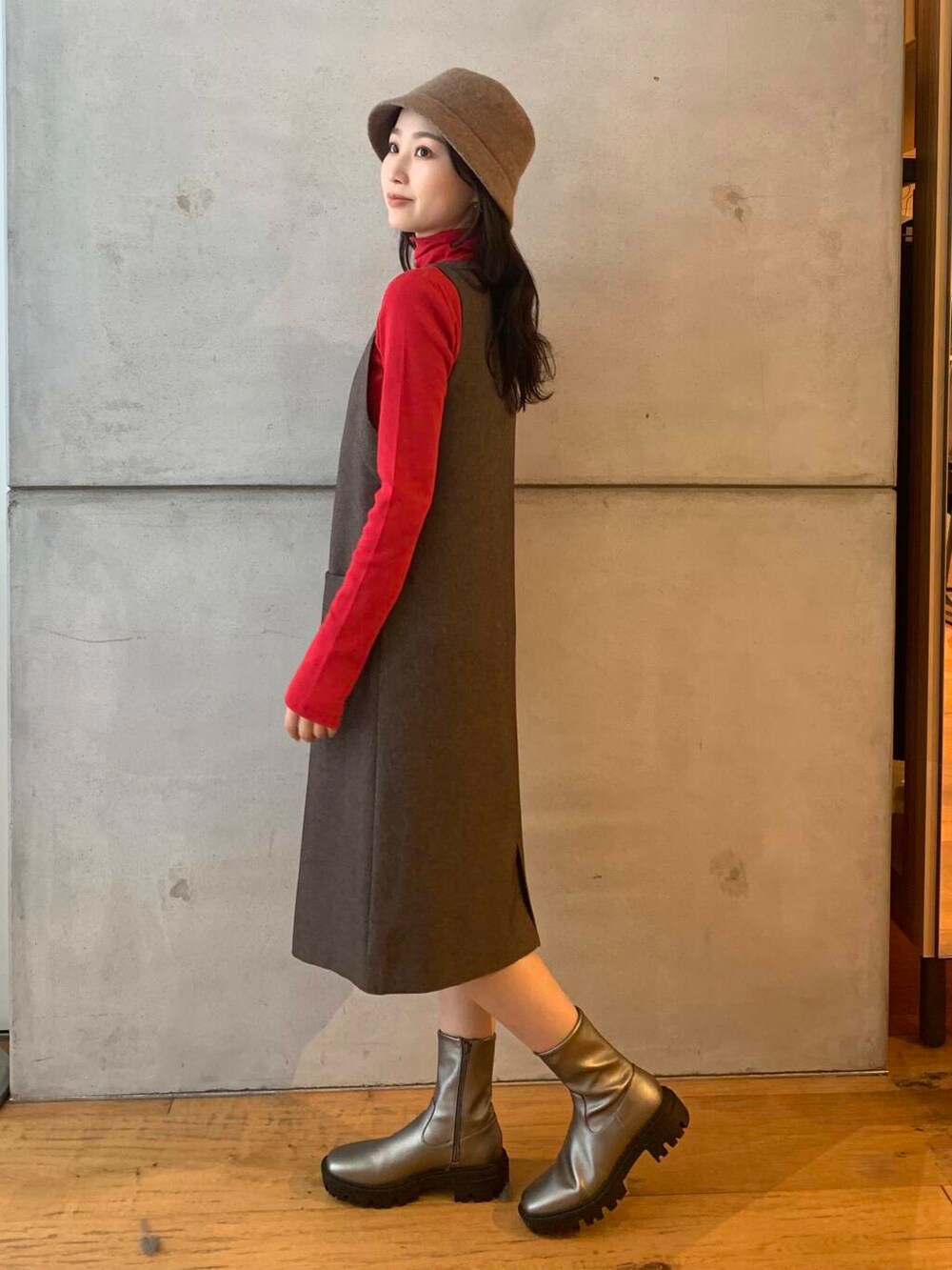 シルバー系のブーツ、レッド系のTシャツ/カットソー、ブラウン系のワンピースを着用したレディースの秋コーディネートの4枚目の写真