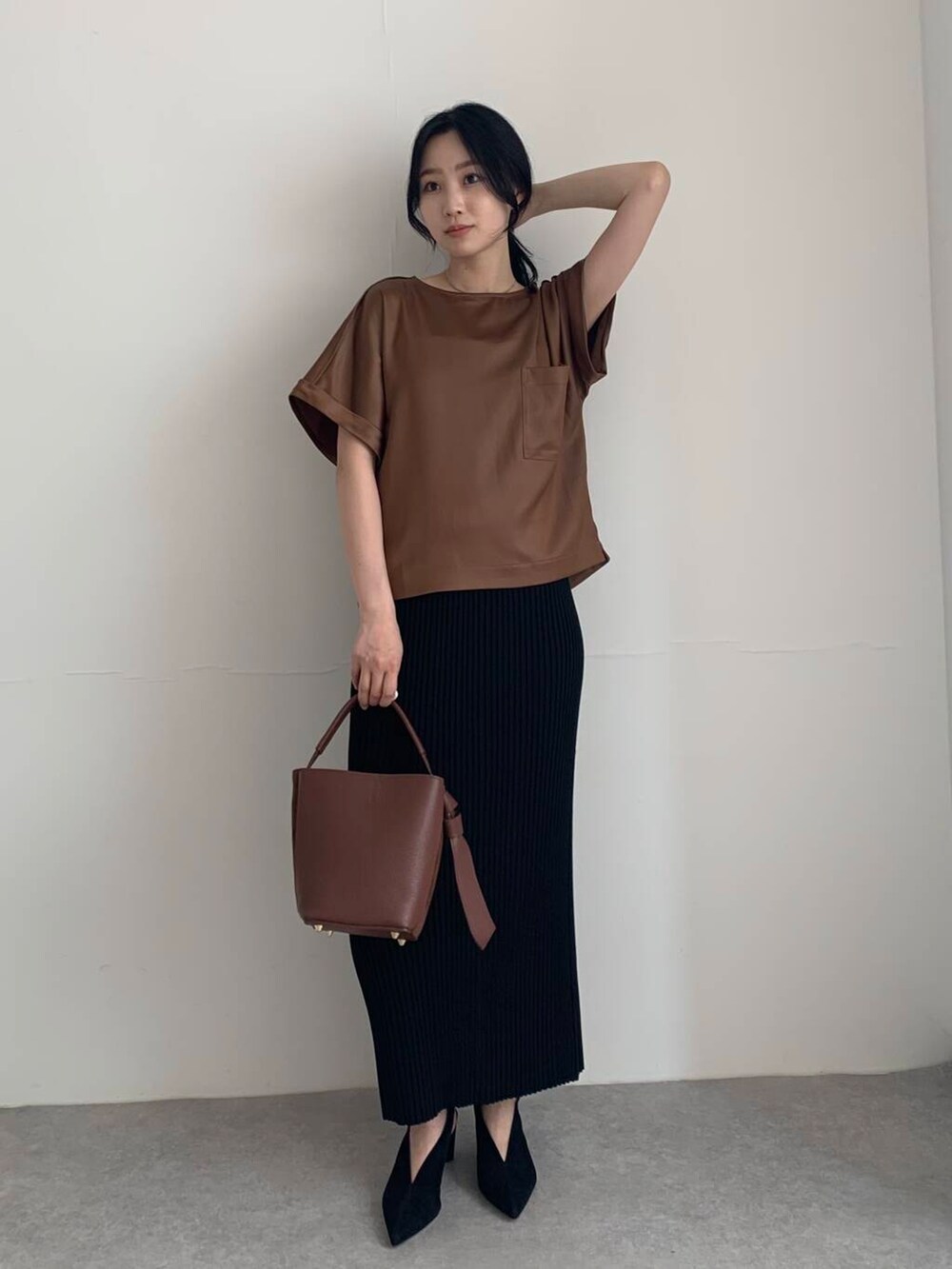 ブラウン系のシャツ/ブラウス、ブラック系のスカートを着用したレディースの夏コーディネートの2枚目の写真