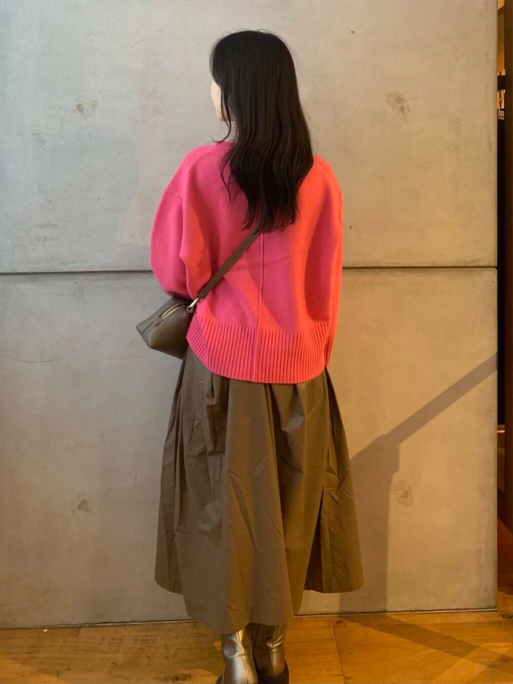 シルバー系のブーツ、ブラウン系のスカート、ピンク系のニット/セーターを着用したレディースの秋コーディネートの5枚目の写真