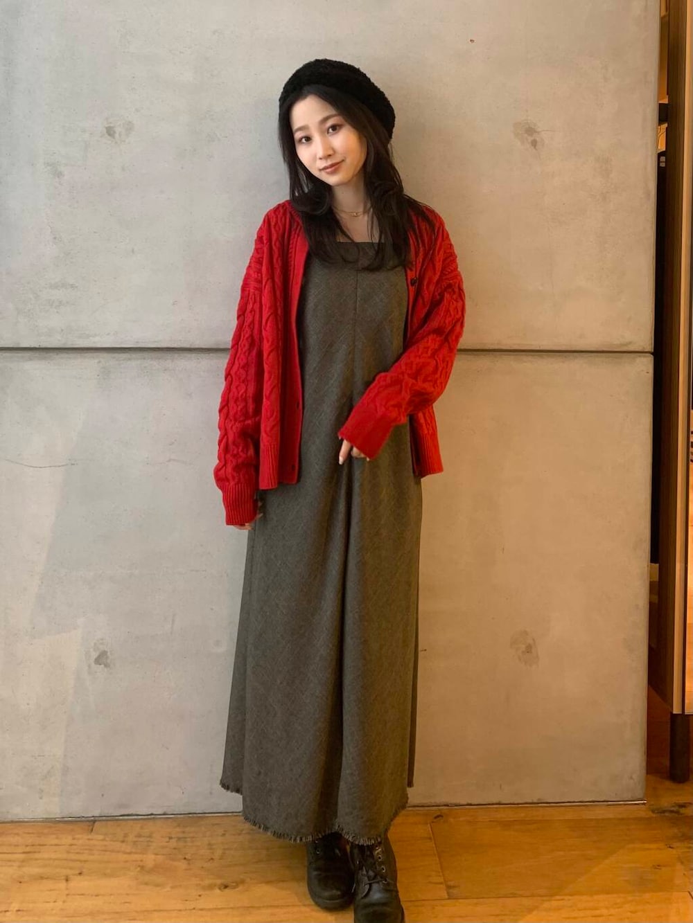 レッド系のカーディガン/ボレロ、ブラウン系のワンピース、ブラック系のハンチング/ベレー帽を着用したレディースの秋コーディネートの2枚目の写真