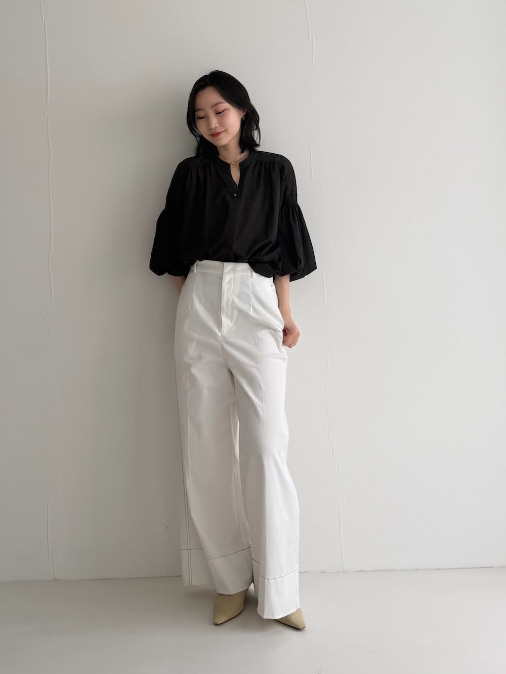 ブラック系のシャツ/ブラウス、グリーン系のその他シューズ、ホワイト系のその他パンツを着用したレディースの春コーディネートの2枚目の写真