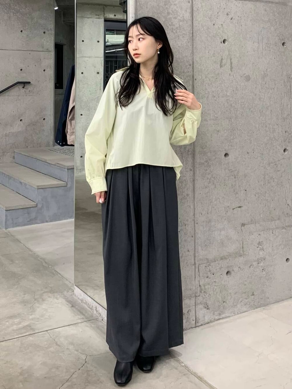 ブラック系のブーツ、グレー系のその他パンツ、グリーン系のシャツ/ブラウスを着用したレディースの冬コーディネートの4枚目の写真