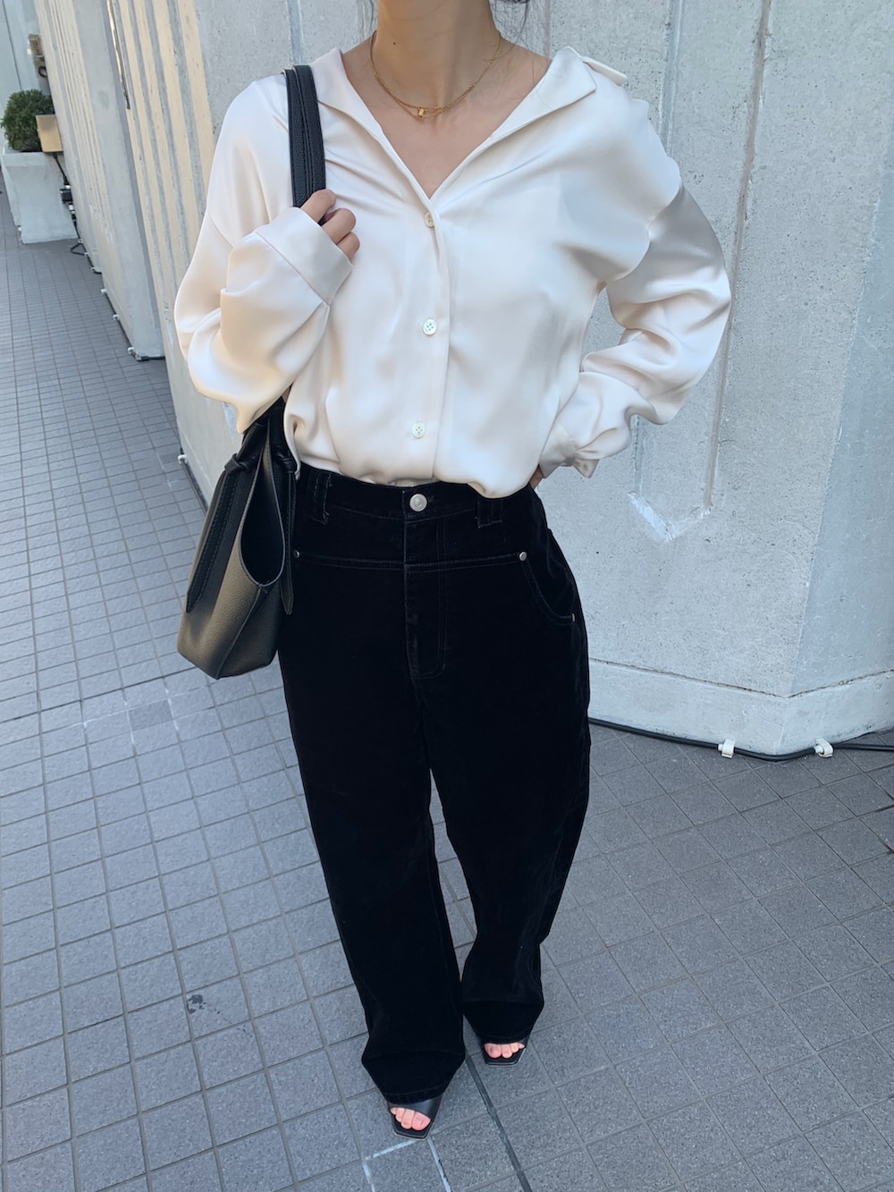 ホワイト系のシャツ/ブラウスを着用したレディースの春コーディネートの6枚目の写真