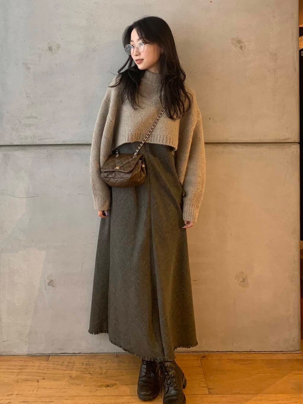 ブラウン系のショルダーバッグ、ブラウン系のワンピース、ベージュ系のニット/セーターを着用したレディースの秋コーディネートの3枚目の写真