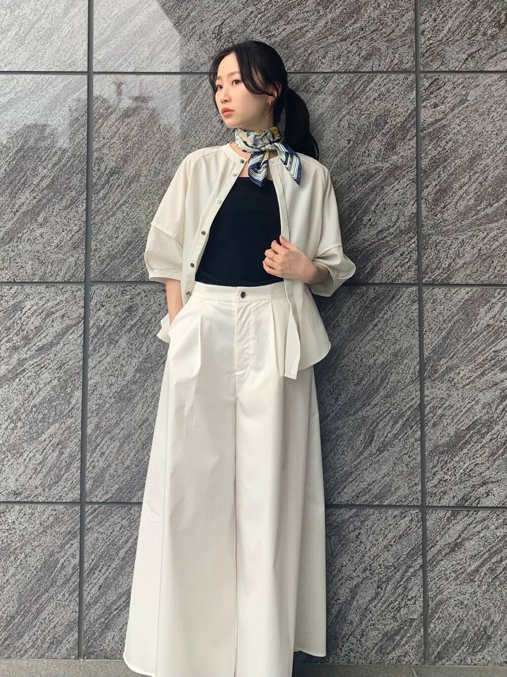 ホワイト系のその他パンツ、ホワイト系のシャツ/ブラウス、ブルー系のバンダナ/スカーフを着用したレディースの春コーディネートの4枚目の写真