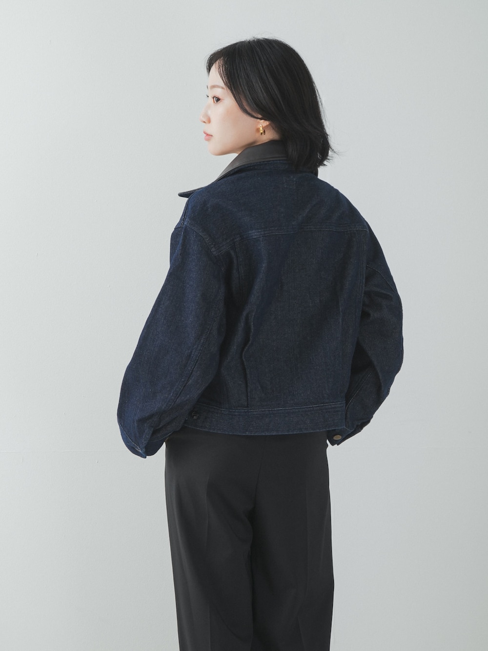 ブラック系のその他パンツ、ブルー系のデニムジャケット、ホワイト系のキャミソールを着用したレディースの夏コーディネートの2枚目の写真