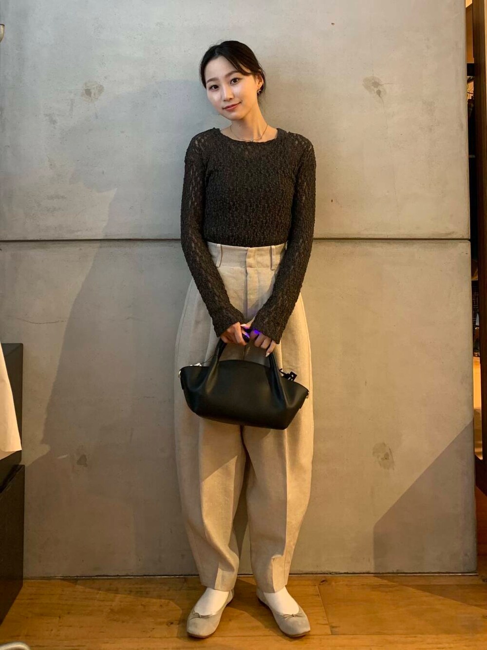 ベージュ系のその他パンツ、ブラウン系のバレエシューズ、ブラック系のショルダーバッグを着用したレディースの秋コーディネートの2枚目の写真