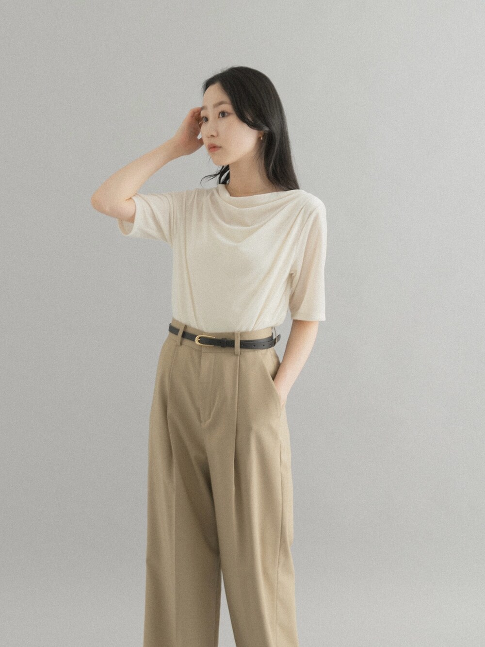 ベージュ系のその他パンツ、ホワイト系のTシャツ/カットソーを着用したレディースの秋コーディネートの4枚目の写真