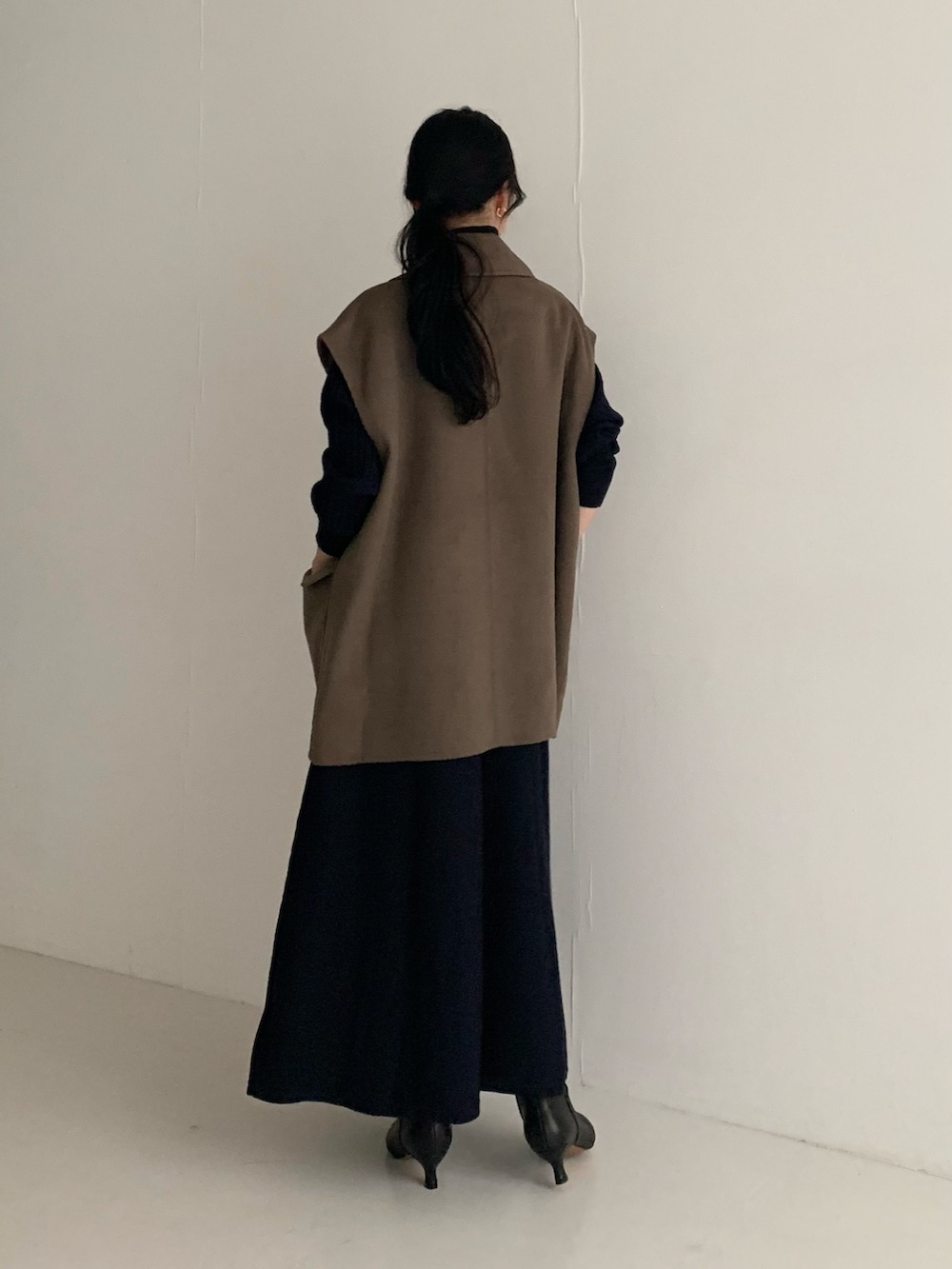 グリーン系のその他アウター、ブルー系のワンピースを着用したレディースの秋コーディネートの4枚目の写真