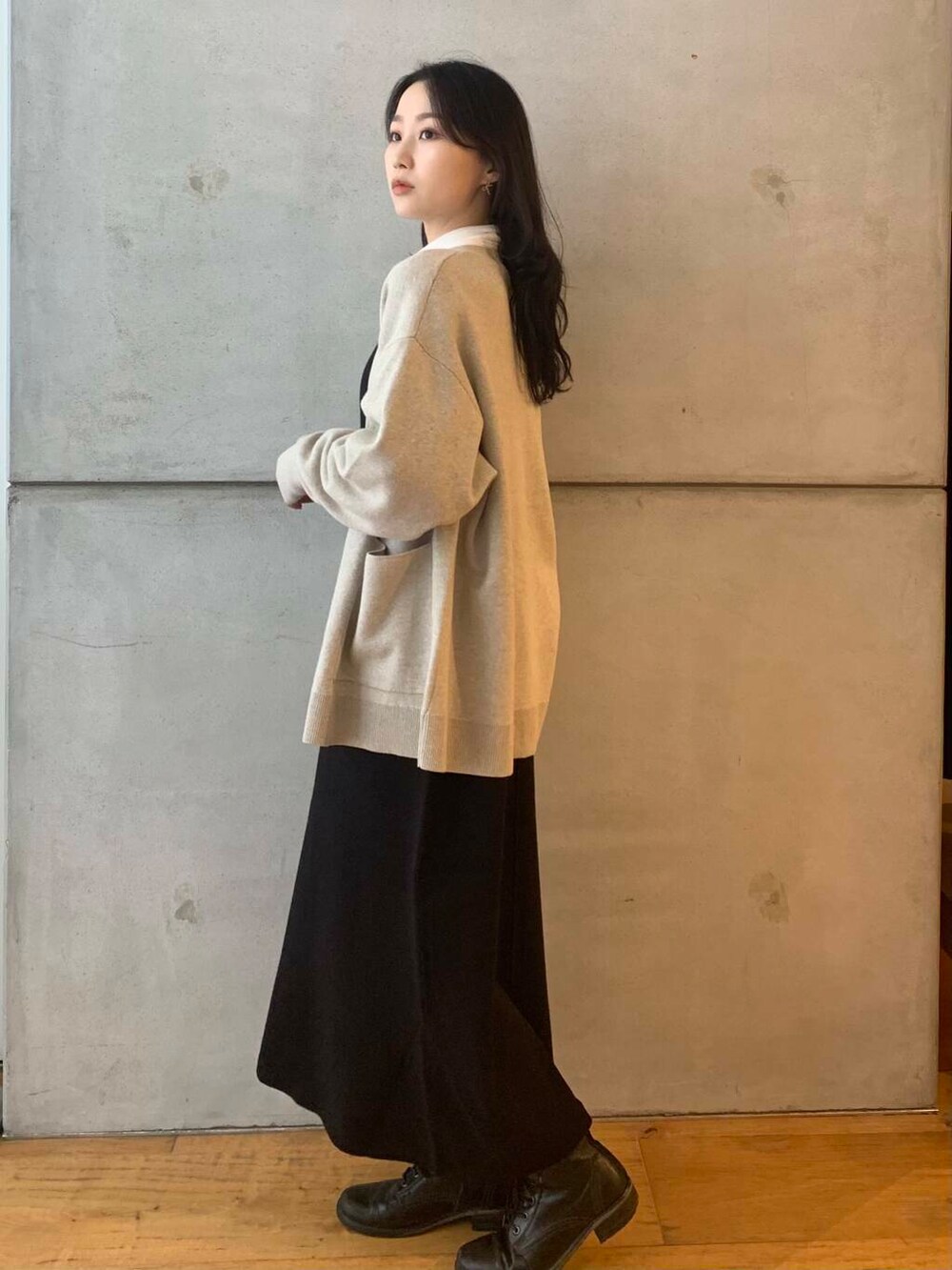 ホワイト系のTシャツ/カットソー、ベージュ系のカーディガン/ボレロ、ブラック系のワンピースを着用したレディースの秋コーディネートの4枚目の写真