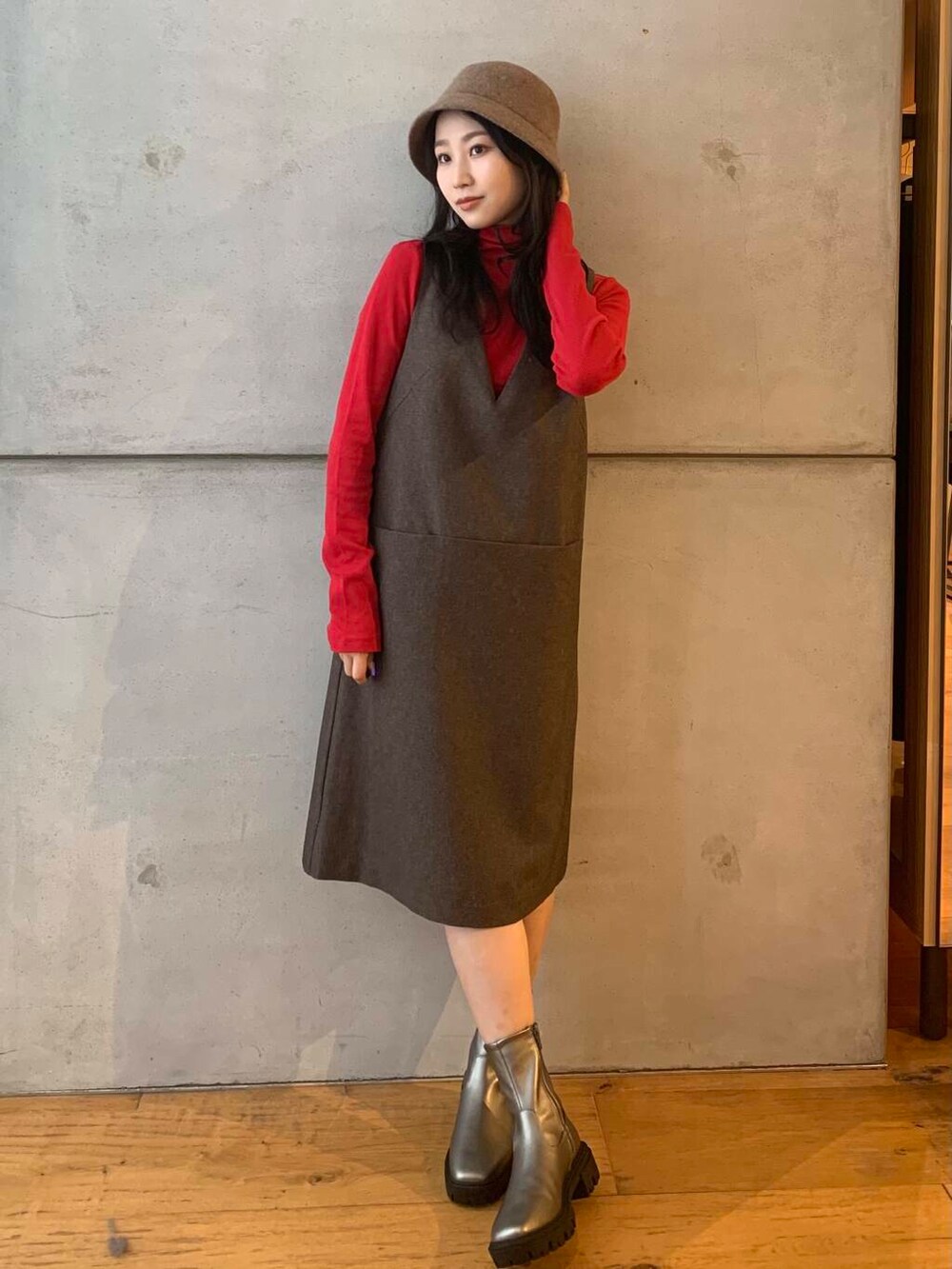 シルバー系のブーツ、レッド系のTシャツ/カットソー、ブラウン系のワンピースを着用したレディースの秋コーディネートの2枚目の写真