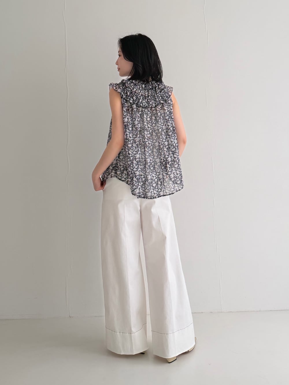 ブルー系のシャツ/ブラウス、グリーン系のその他シューズ、ホワイト系のその他パンツを着用したレディースの春コーディネートの5枚目の写真