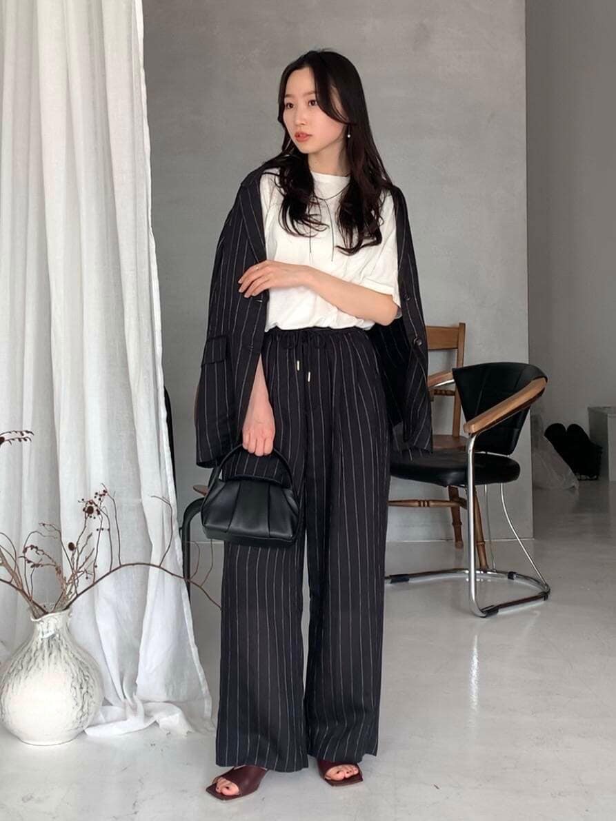 「セットアップ、休日コーデ、休日スタイル、ROSSO、ブルベ夏、骨格ウェーブ、キレイめスタイル、初夏のお出掛けコーデ、テーマパークコーデ、ブルベ夏×骨格ウェーブ、sip2412、トレンドシアーアイテム」｜「URBAN RESEARCH ROSSO WOMENのLUMEN　FANTINE BAG（ハンドバッグ、ブラック系）」を使った、美波さん（レディース・158cm）の夏コーディネートの2枚目の写真