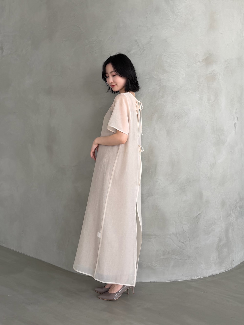 ホワイト系のワンピースを着用したレディースの春コーディネートの4枚目の写真