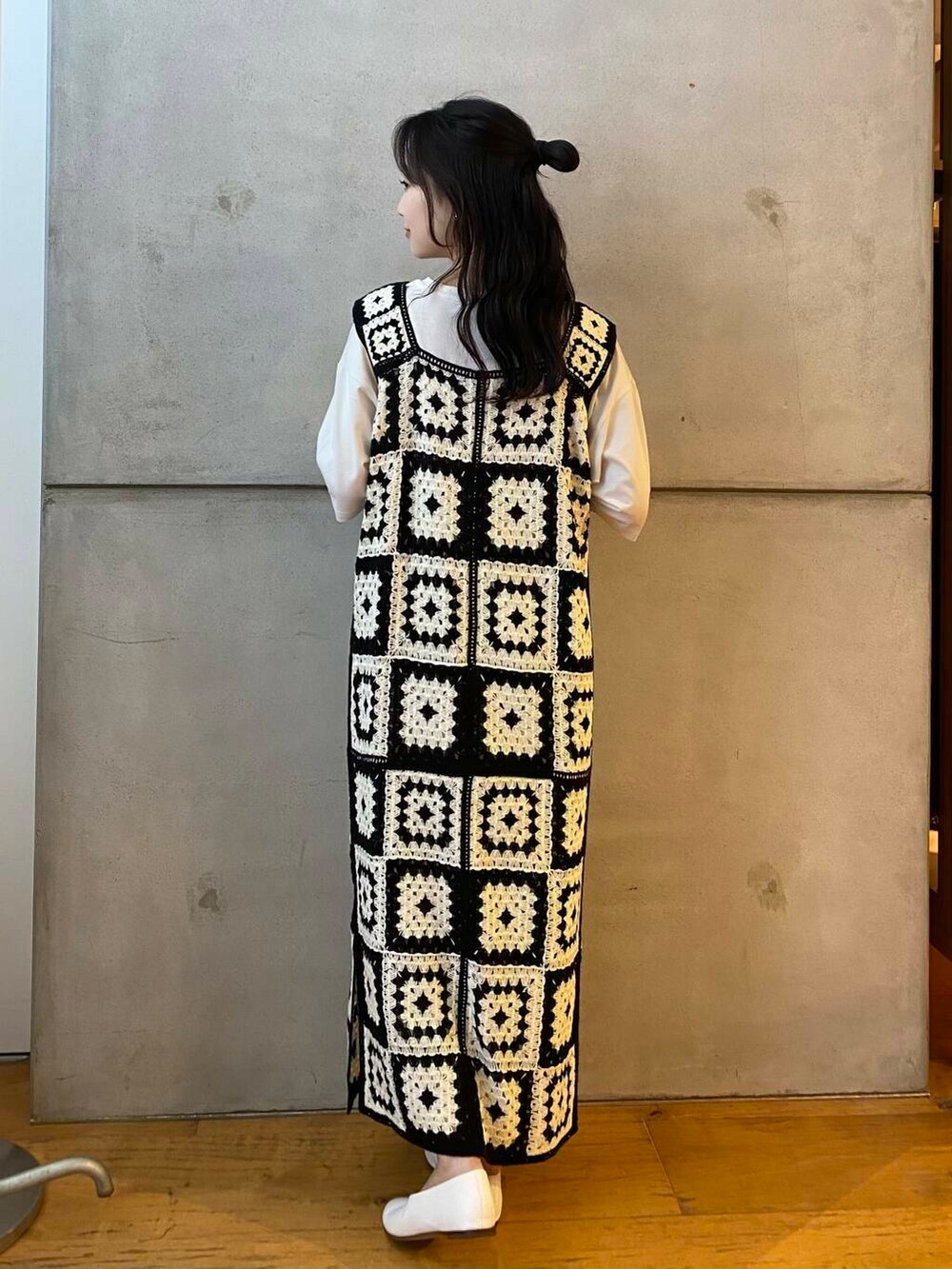 ホワイト系のパンプス、グレー系のワンピース、ホワイト系のワンピースを着用したレディースの夏コーディネートの5枚目の写真