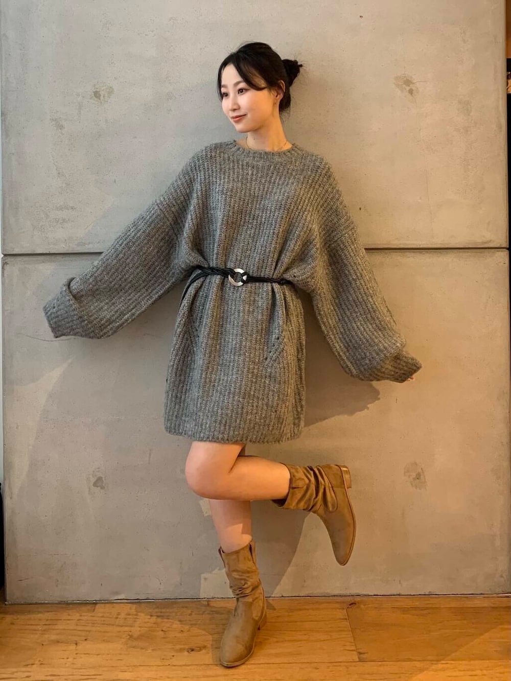 グレー系のワンピース、ブラック系のベルトを着用したレディースの秋コーディネートの2枚目の写真