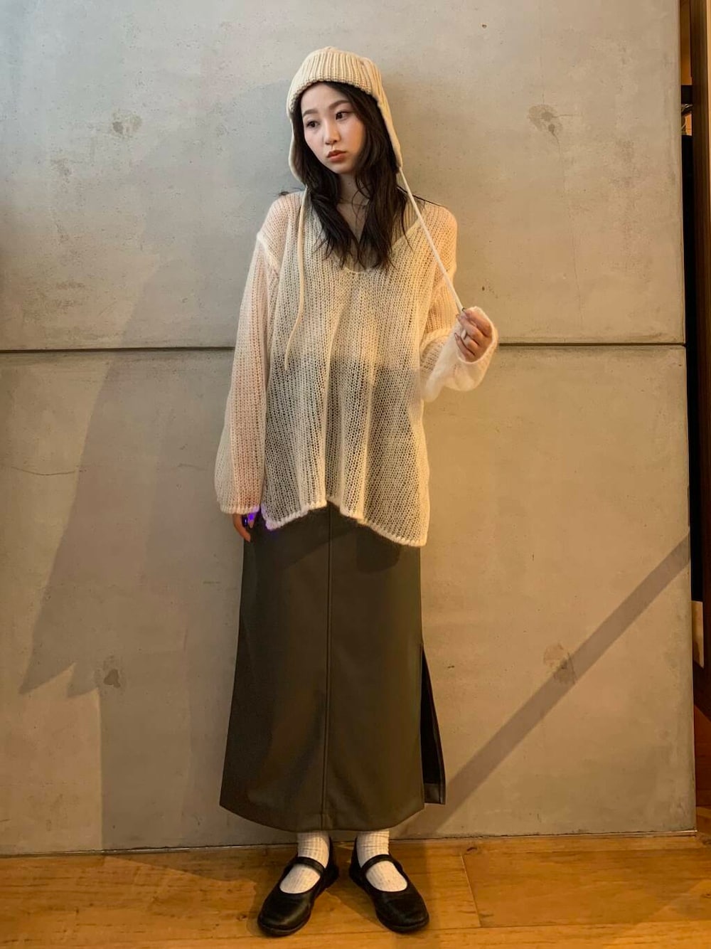 ベージュ系のタンクトップ、グレー系のスカート、ホワイト系のニット/セーターを着用したレディースの秋コーディネートの5枚目の写真