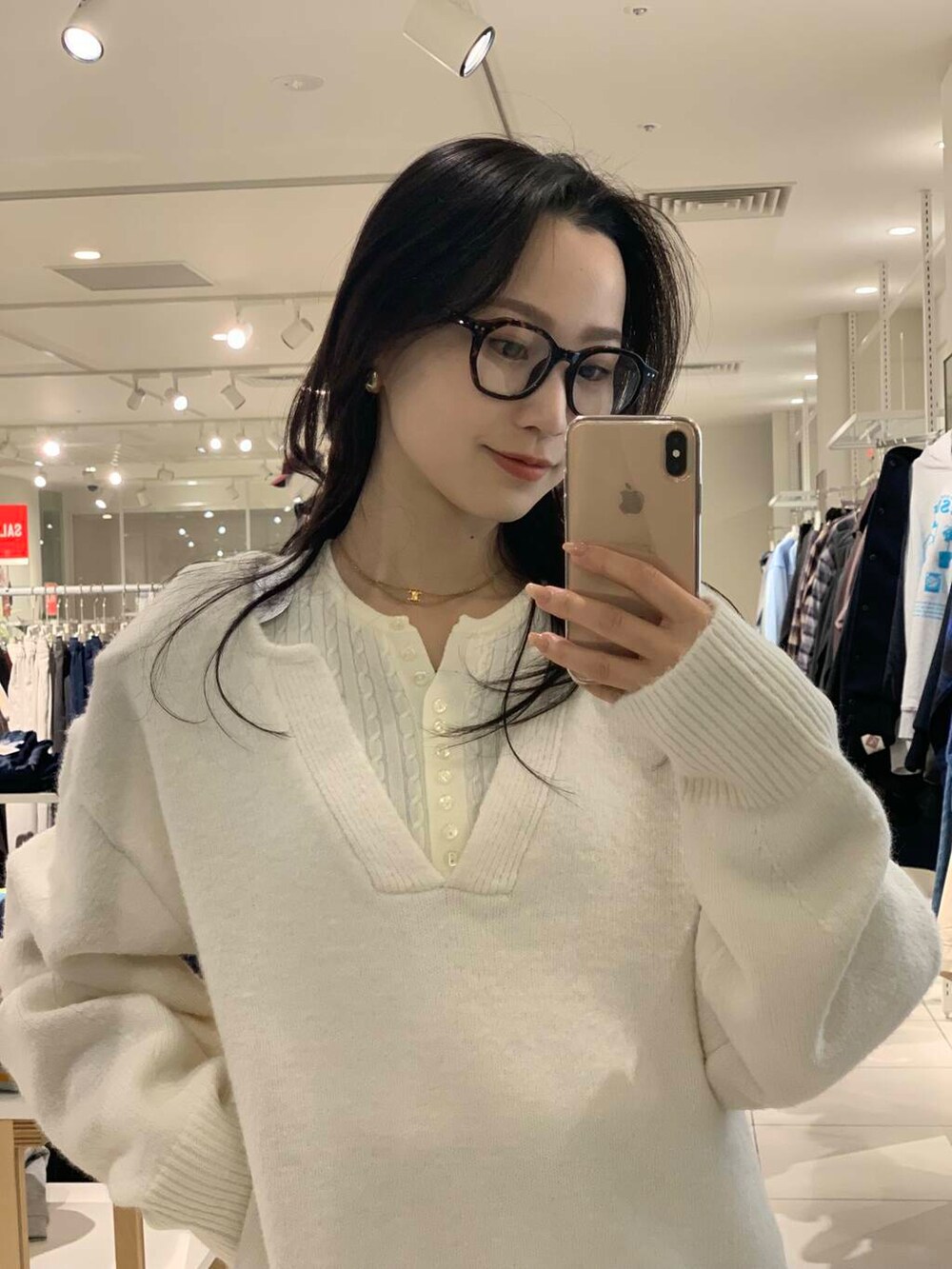 ホワイト系のボストンバッグ、ブラック系のブーツ、グレー系のその他パンツを着用したレディースの冬コーディネートの9枚目の写真