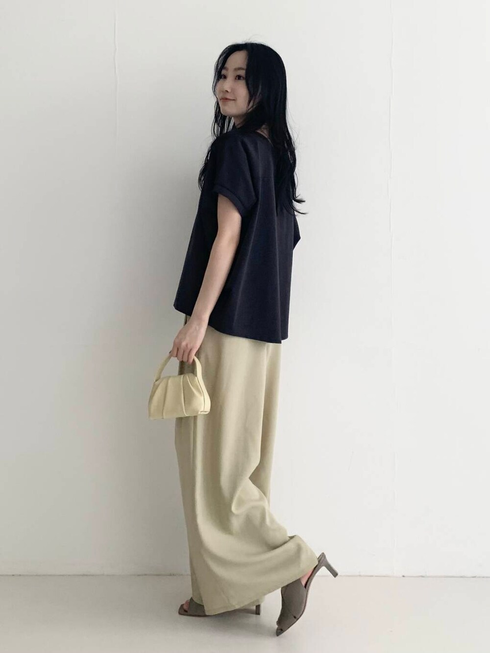 ベージュ系のその他パンツ、イエロー系のハンドバッグ、ブラウン系のTシャツ/カットソーを着用したレディースの春コーディネートの5枚目の写真