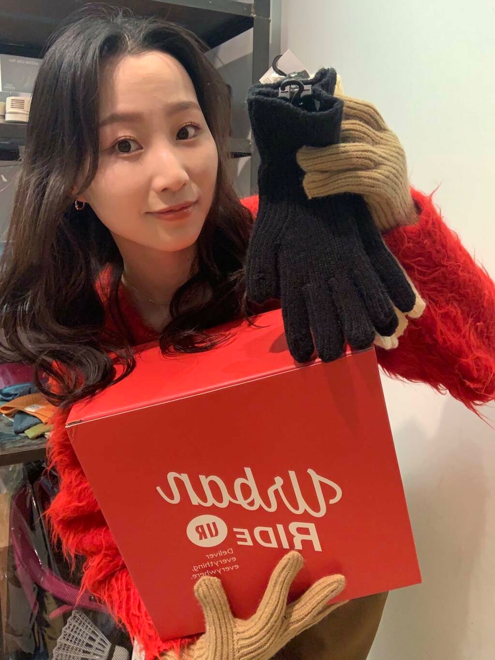 ベージュ系のその他パンツ、レッド系のカーディガン/ボレロ、ホワイト系の手袋を着用したレディースの冬コーディネートの3枚目の写真