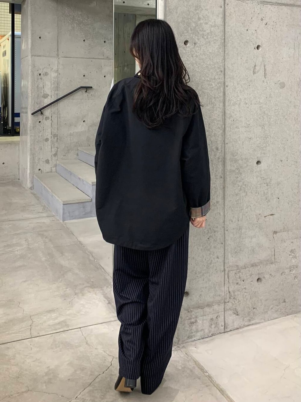 「アーバンリサーチ、URBANRESEARCH、babour、ブルベ夏、骨格ウェーブ、ブルベ夏×骨格ウェーブ、春のジャケットスタイル、スタッフが狙う春の新作」｜「URBAN RESEARCHのシープレザーショートブーツ（ブーツ、ブラック系）」を使った、美波さん（レディース・158cm）の冬コーディネートの7枚目の写真