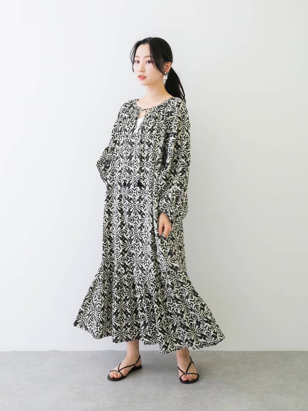 「休日コーデ、ROSSO、ブルベ夏、骨格ウェーブ、saramallika、キレイめスタイル、ブルベ夏×骨格ウェーブ、ワンピース×低身長、sip2412」｜「URBAN RESEARCH ROSSO WOMENのsara mallika　COTTON BORDER PRINT LONG DRESS（ワンピース、ブラック系）」を使った、美波さん（レディース・158cm）の夏コーディネートの2枚目の写真