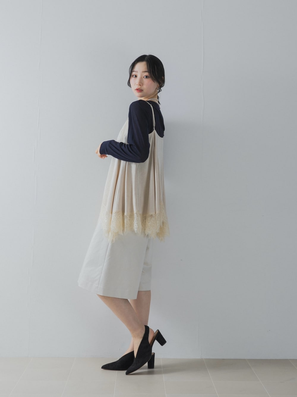 ホワイト系のキャミソール、ブルー系のTシャツ/カットソー、ホワイト系のその他パンツを着用したレディースの夏コーディネートの3枚目の写真