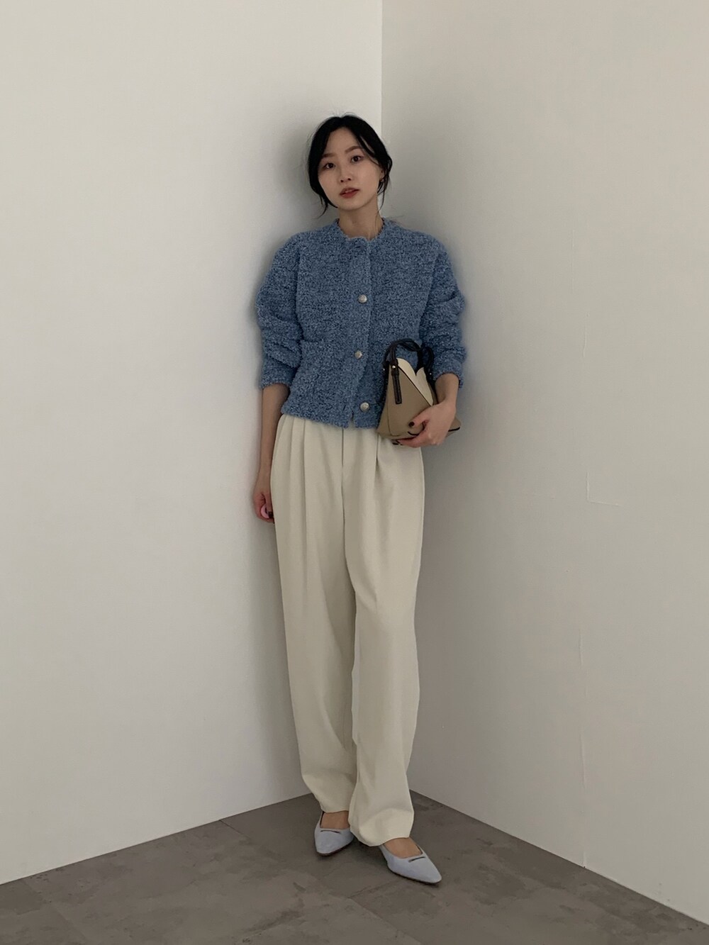 ブルー系のカーディガン/ボレロ、ホワイト系のその他パンツを着用したレディースの冬コーディネートの2枚目の写真