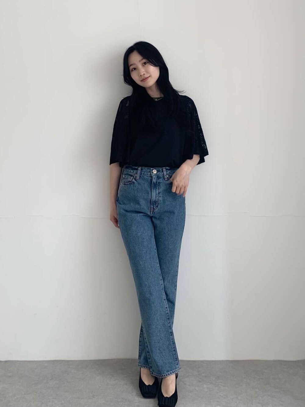 ブラック系のTシャツ/カットソー、ブルー系のデニムパンツを着用したレディースの夏コーディネートの2枚目の写真