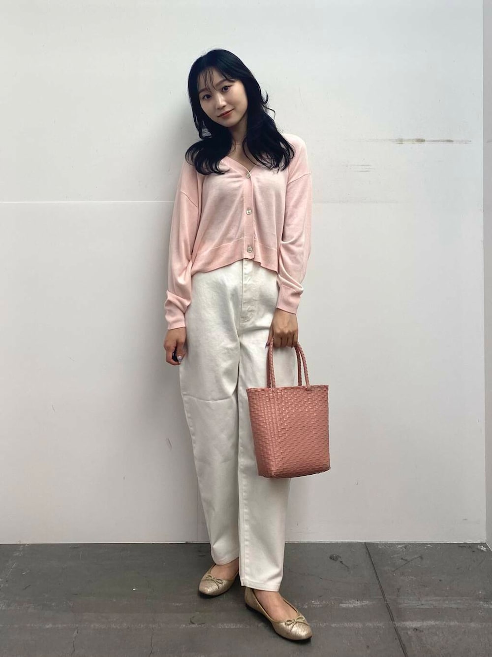 ピンク系のトートバッグ、ピンク系のカーディガン/ボレロ、ホワイト系のその他パンツを着用したレディースの夏コーディネートの2枚目の写真