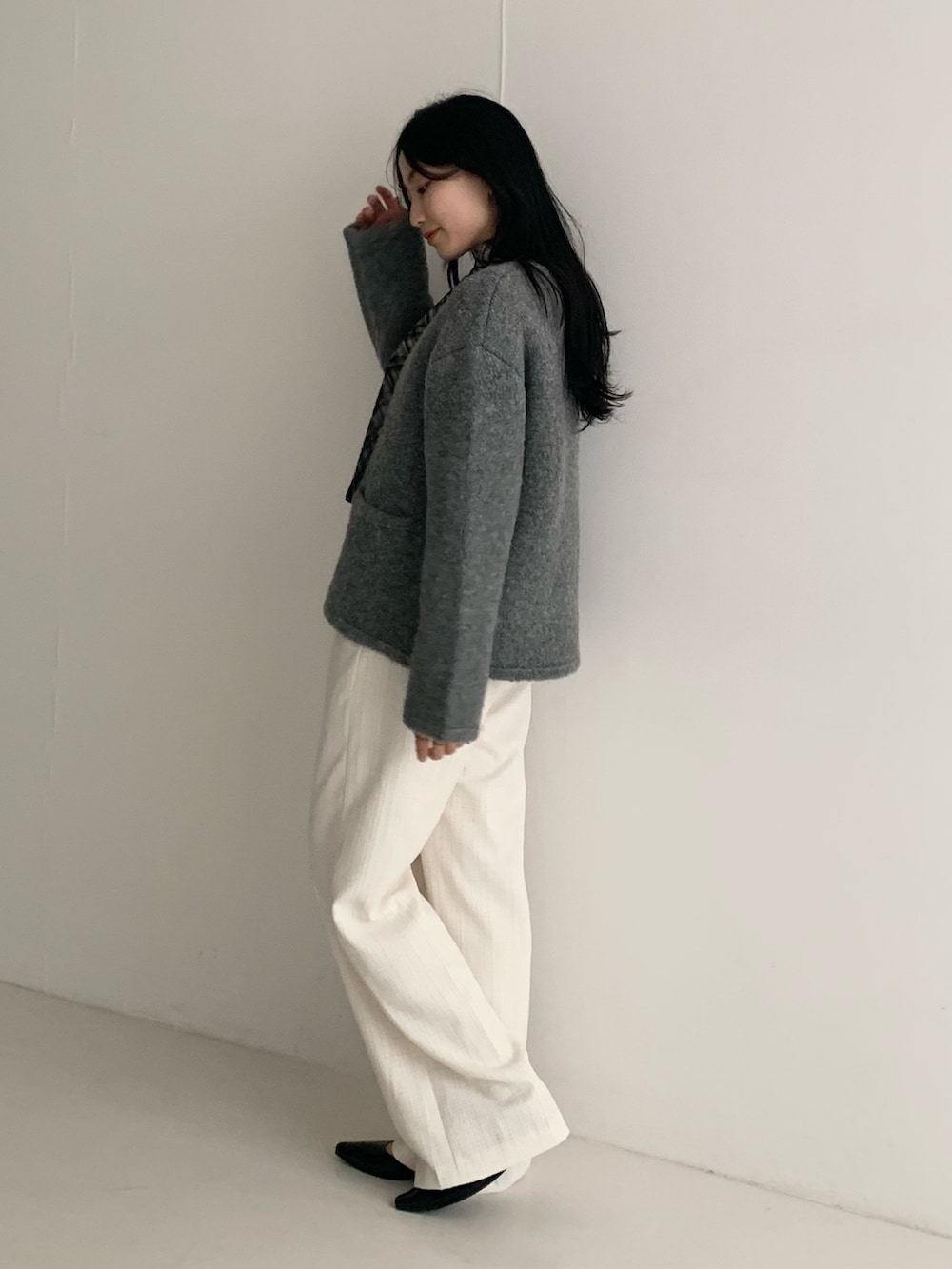 ホワイト系のその他パンツ、グレー系のその他アウター、その他のシャツ/ブラウスを着用したレディースの秋コーディネートの3枚目の写真