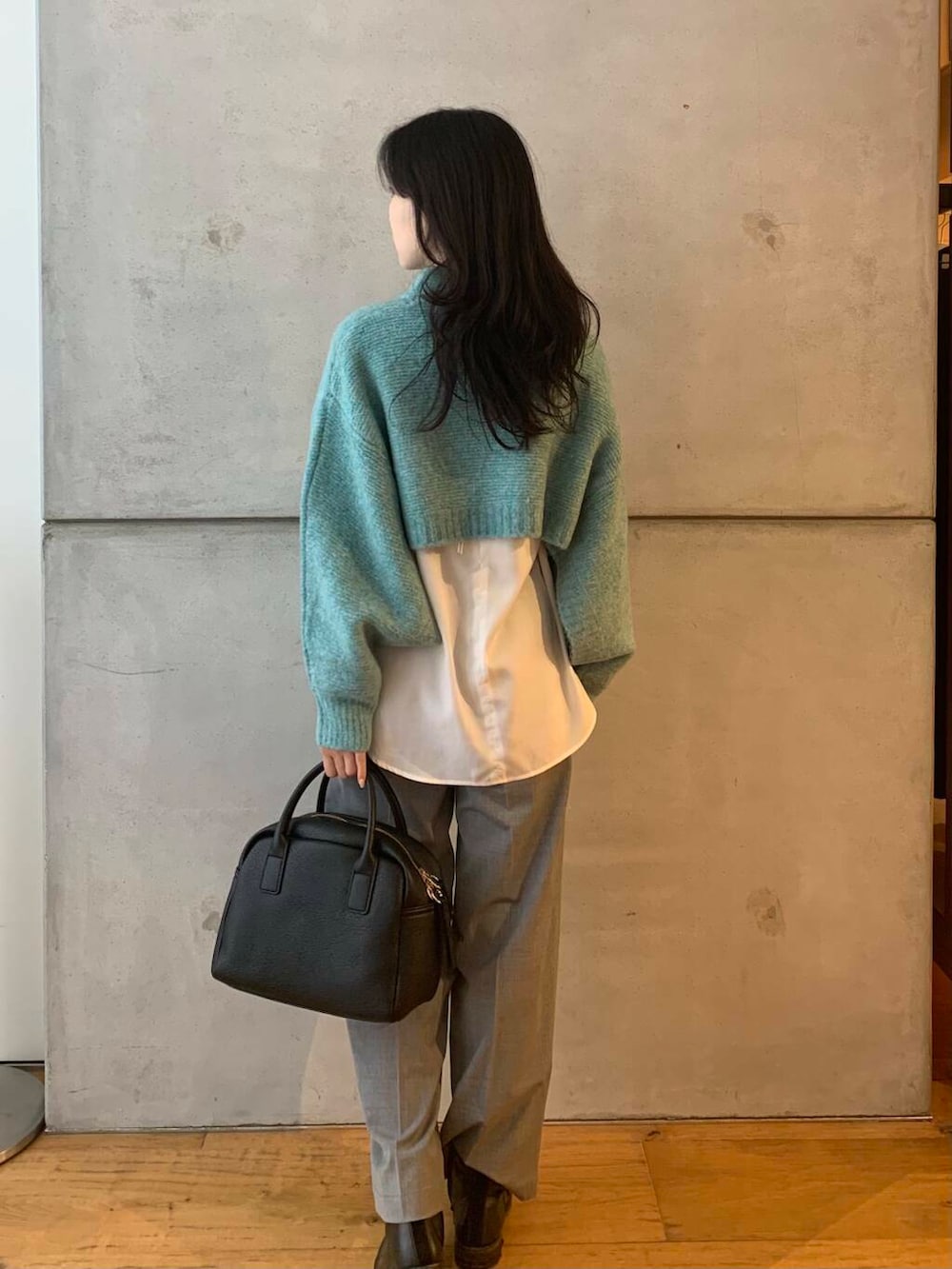 ブラック系のボストンバッグ、ホワイト系のシャツ/ブラウス、グレー系のその他パンツを着用したレディースの秋コーディネートの6枚目の写真