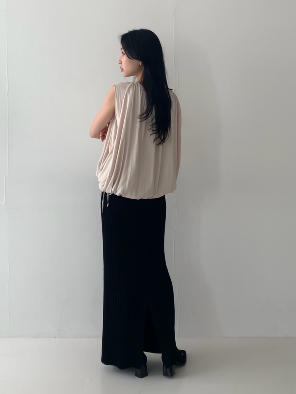 ホワイト系のシャツ/ブラウス、ブラック系のスカート、ブラック系のパンプスを着用したレディースの夏コーディネートの3枚目の写真