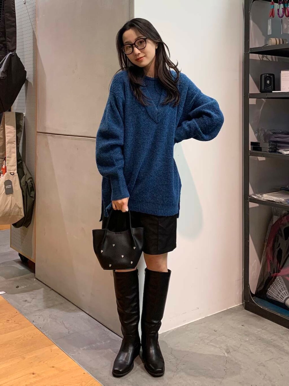ブラック系のブーツ、ブラック系のその他パンツ、ブラック系のその他アウターを着用したレディースの冬コーディネートの3枚目の写真