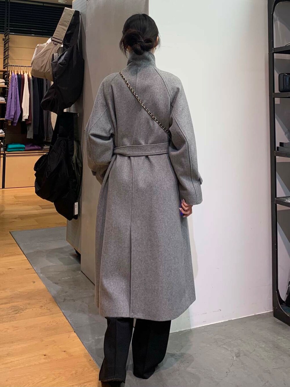 ブラック系のブーツ、ブラック系のショルダーバッグ、グレー系のその他アウターを着用したレディースの冬コーディネートの5枚目の写真