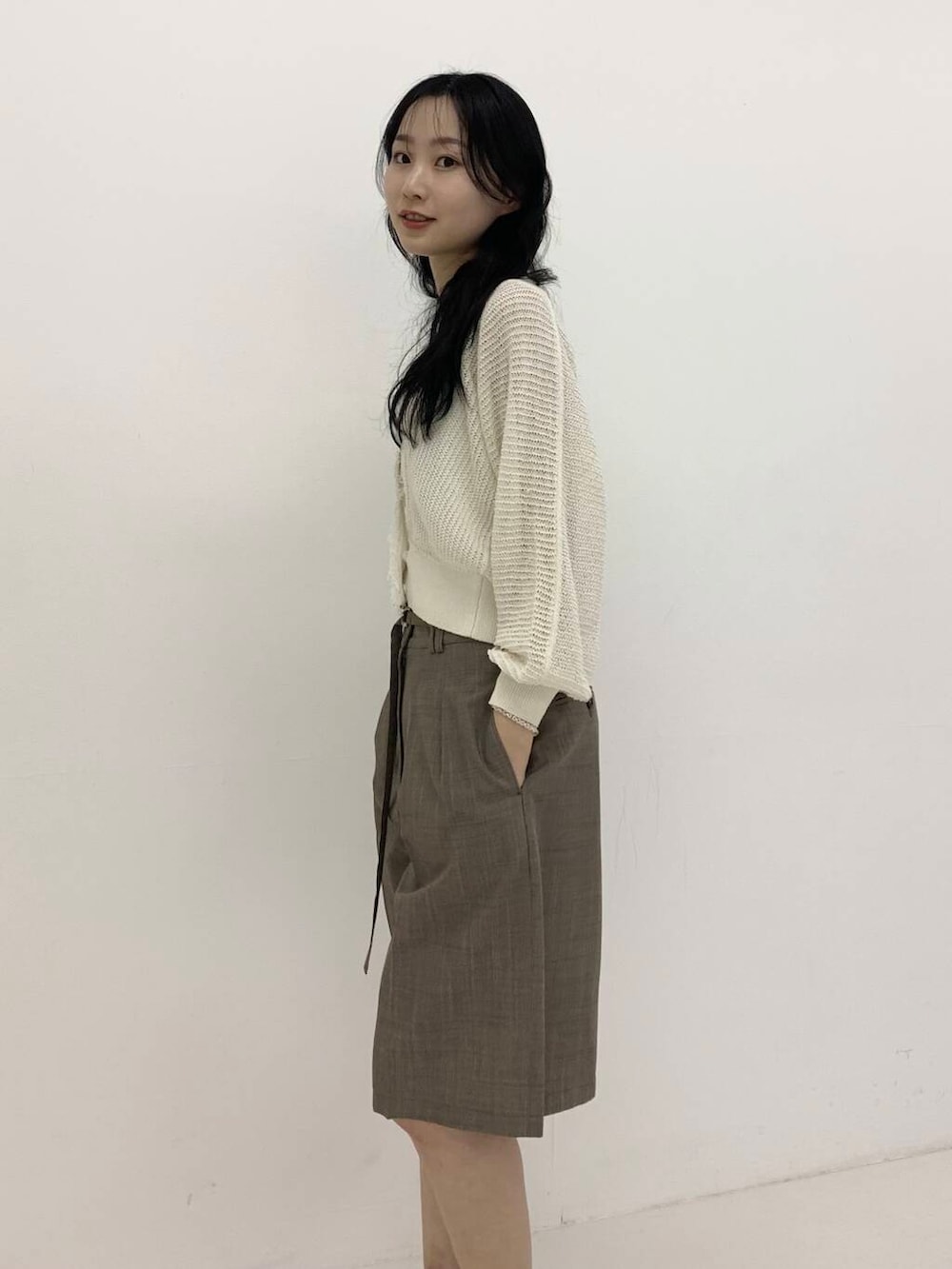 ブラウン系のその他パンツ、ホワイト系のカーディガン/ボレロを着用したレディースの春コーディネートの2枚目の写真