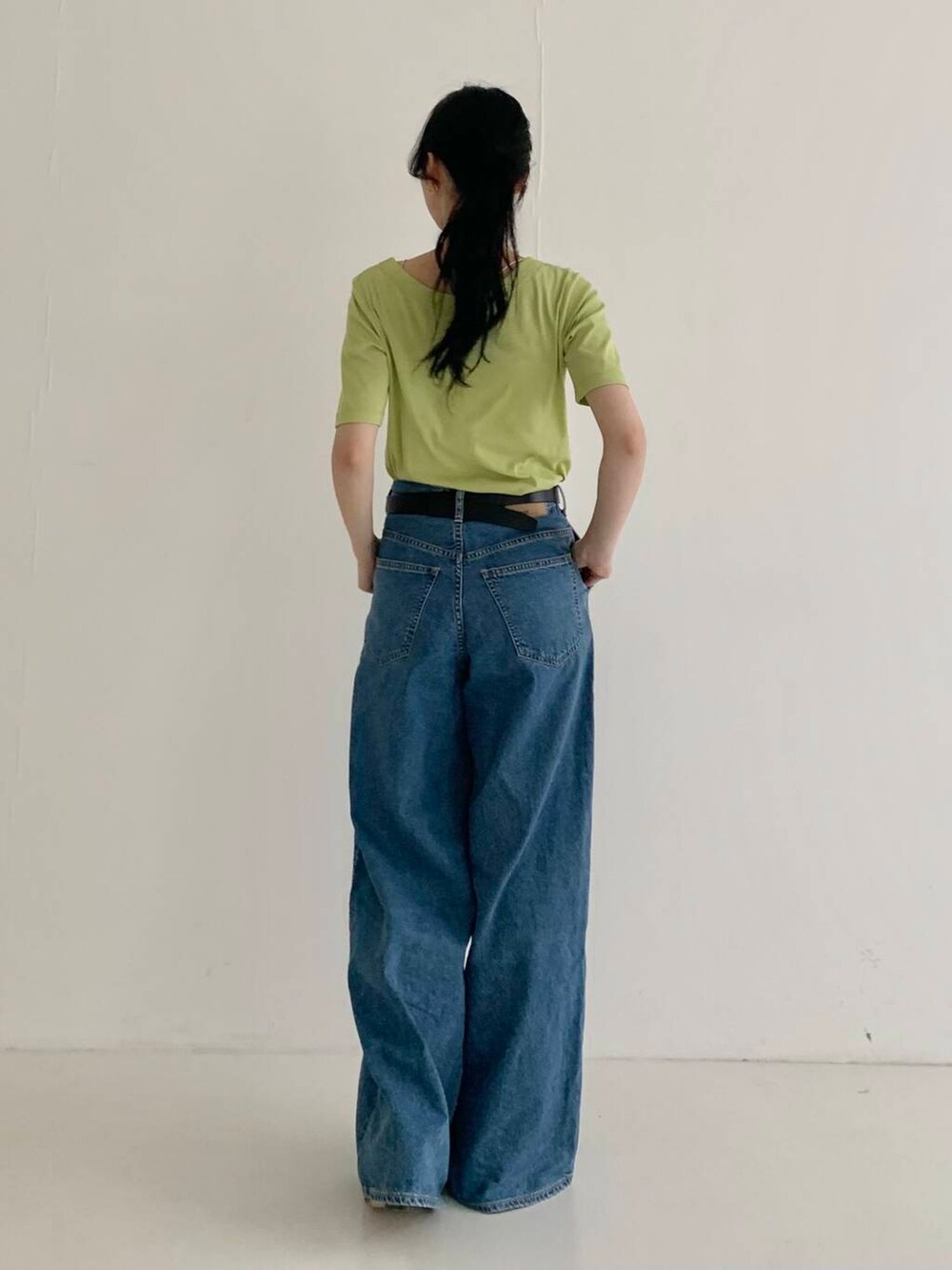 ブルー系のデニムパンツ、グリーン系のTシャツ/カットソーを着用したレディースの夏コーディネートの5枚目の写真