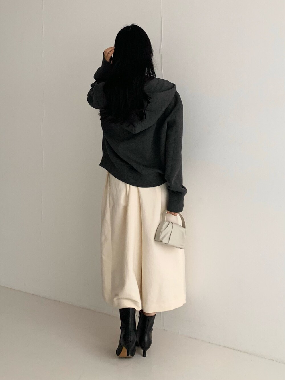 グレー系のパーカー、ホワイト系のその他パンツ、ホワイト系のハンドバッグを着用したレディースの秋コーディネートの4枚目の写真