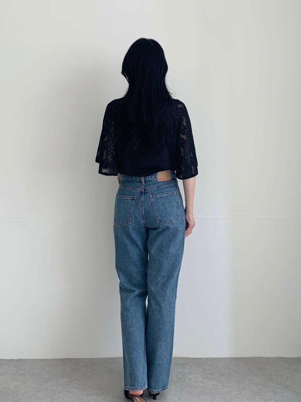 ブラック系のTシャツ/カットソー、ブルー系のデニムパンツを着用したレディースの夏コーディネートの4枚目の写真