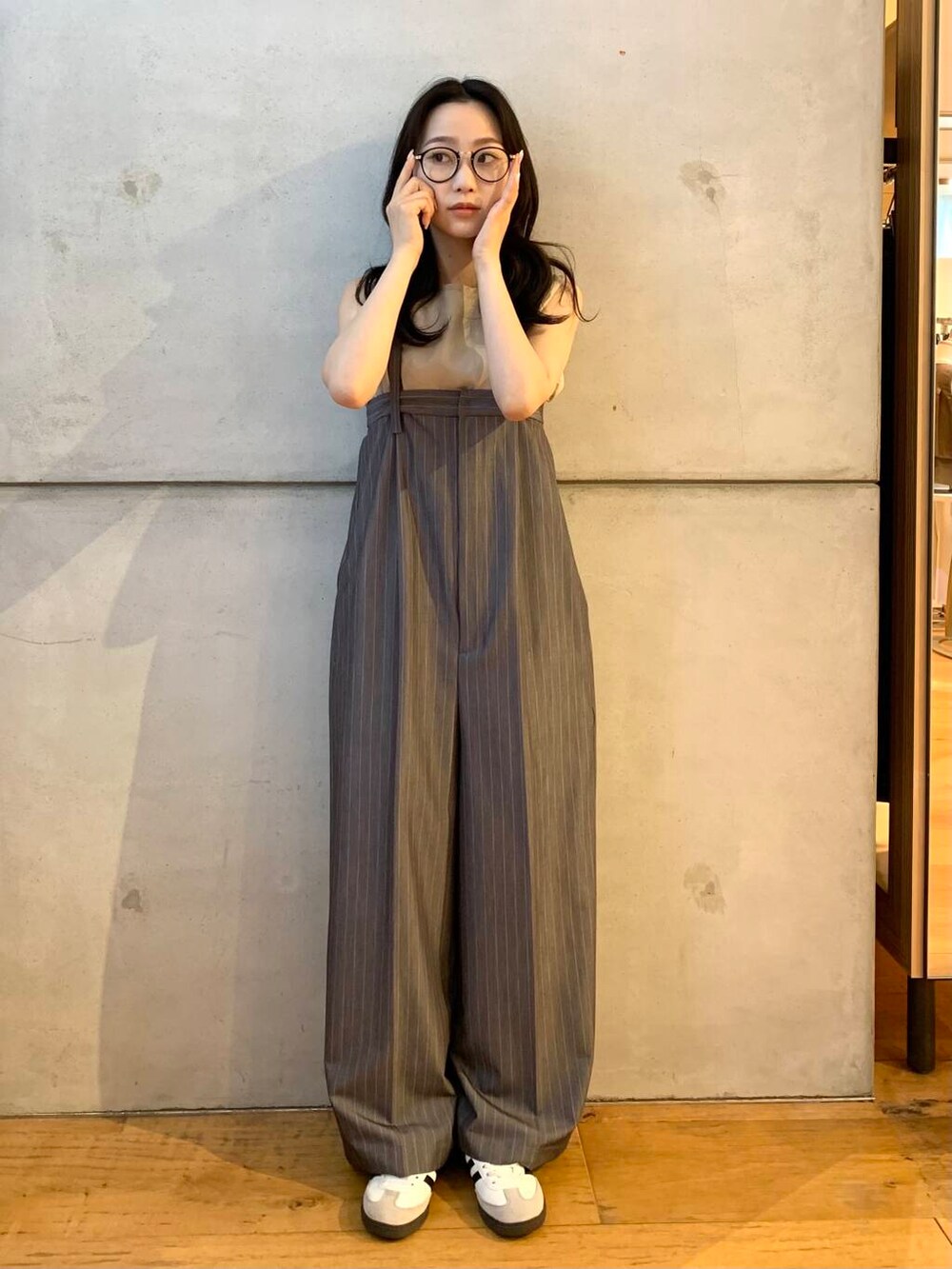 ベージュ系のシャツ/ブラウス、ホワイト系のスニーカー、グレー系のサロペット/オーバーオールを着用したレディースの夏コーディネートの3枚目の写真