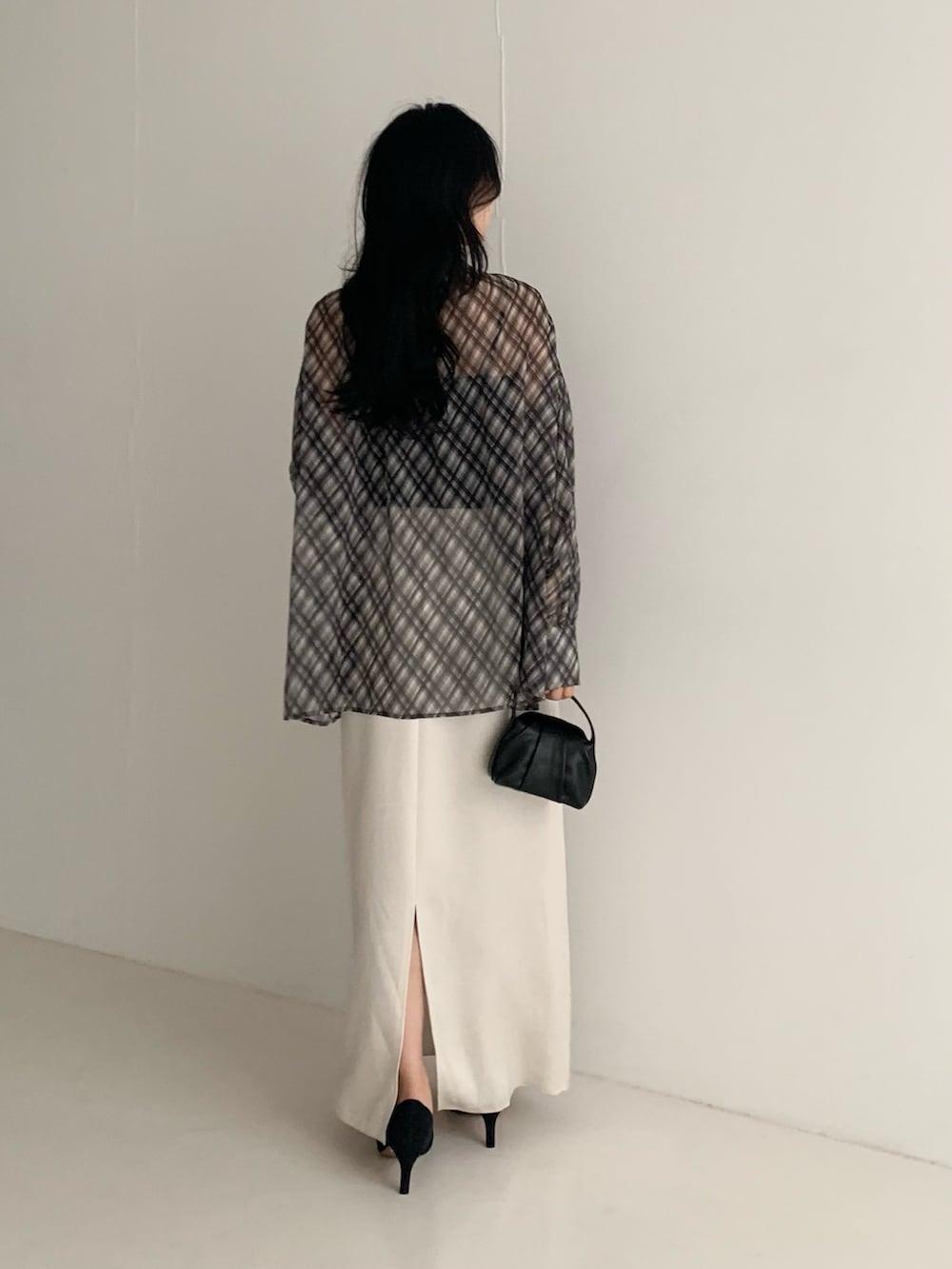 その他のシャツ/ブラウス、ホワイト系のスカート、ブラック系のハンドバッグを着用したレディースの秋コーディネートの4枚目の写真