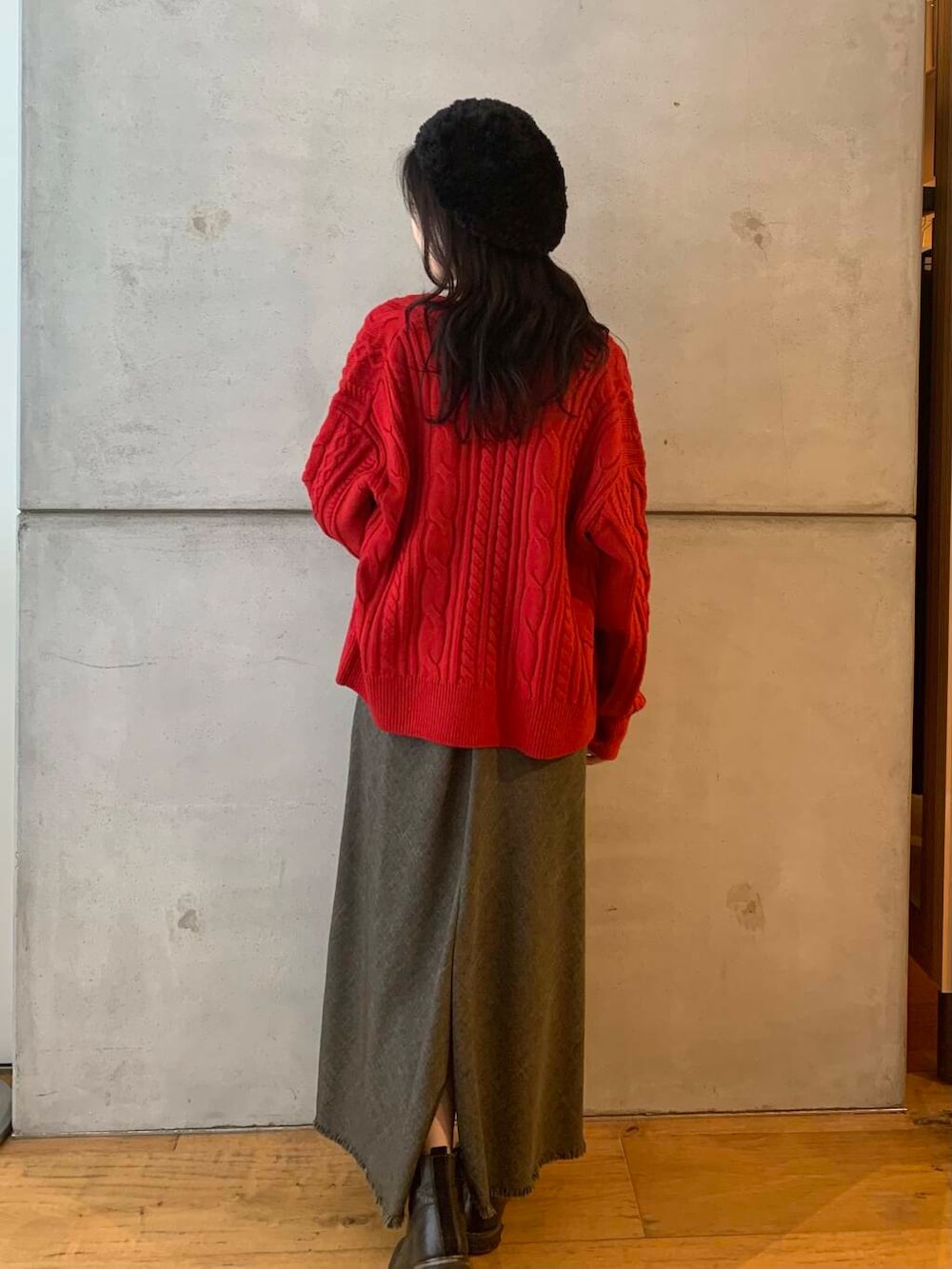 レッド系のカーディガン/ボレロ、ブラウン系のワンピース、ブラック系のハンチング/ベレー帽を着用したレディースの秋コーディネートの6枚目の写真