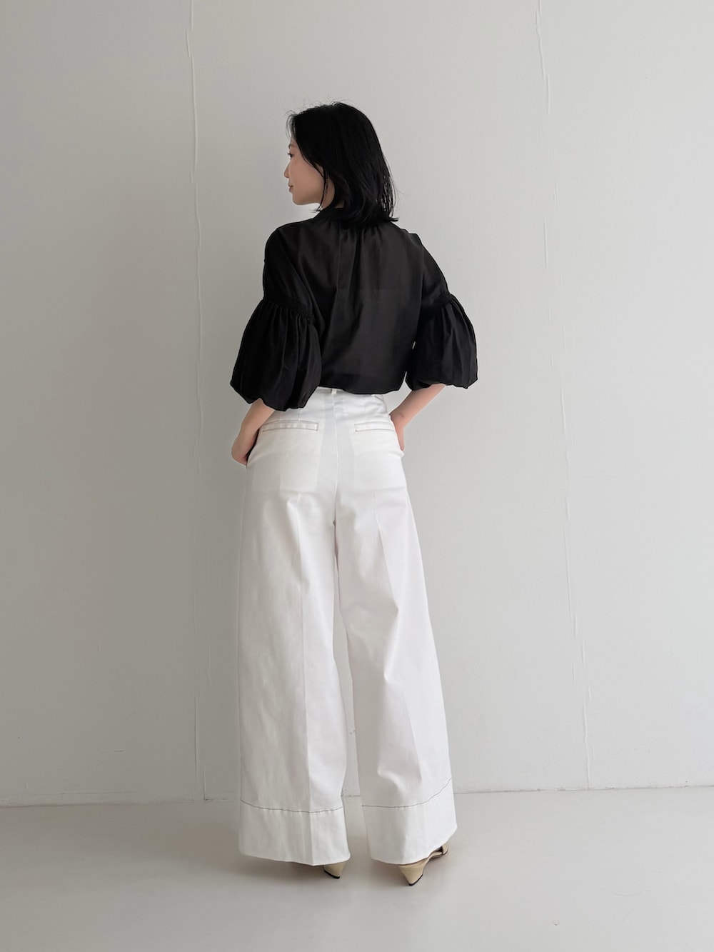 ブラック系のシャツ/ブラウス、グリーン系のその他シューズ、ホワイト系のその他パンツを着用したレディースの春コーディネートの4枚目の写真