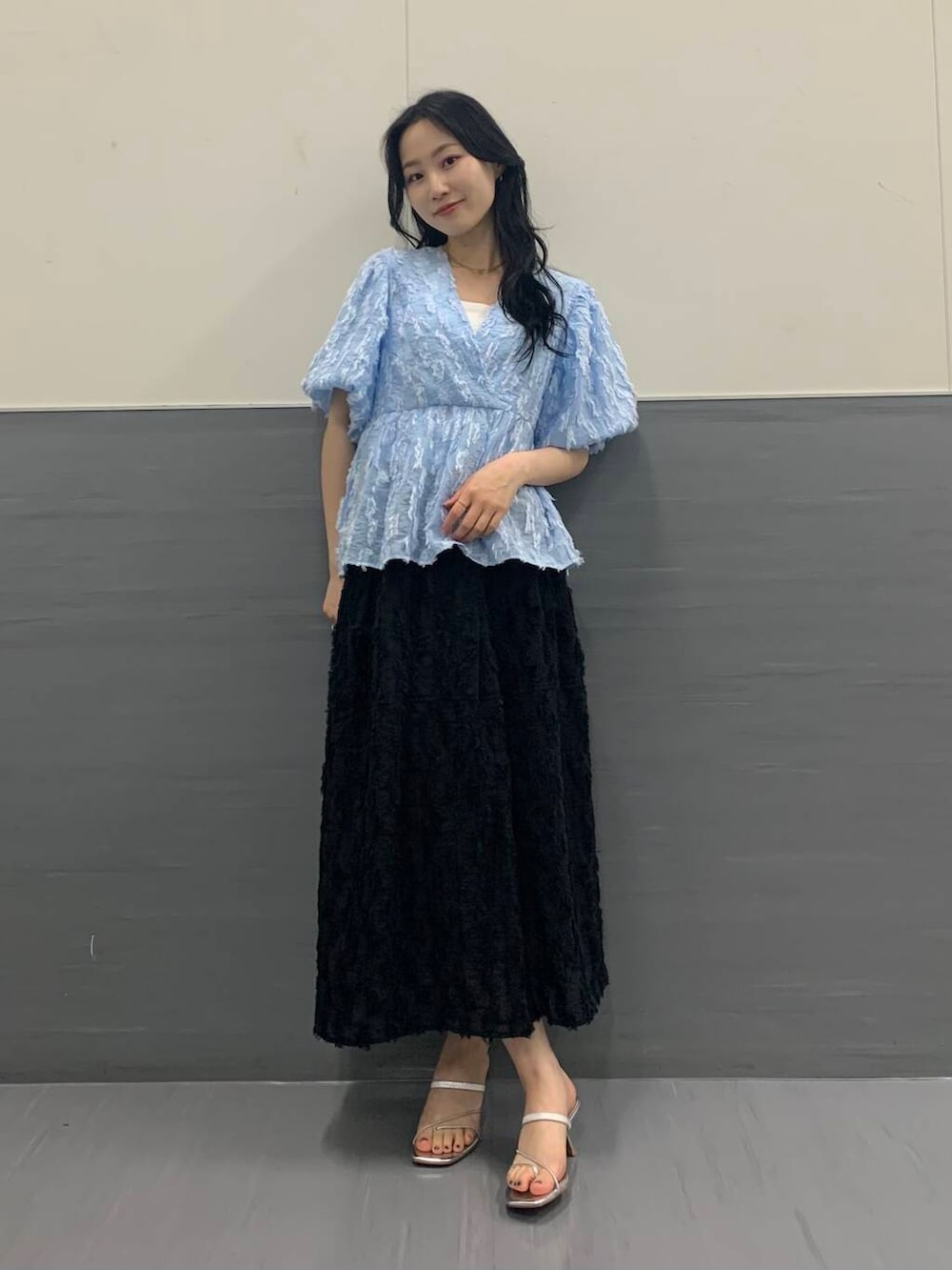 「スカート、休日コーデ、休日スタイル、ROSSO、ブルベ夏、骨格ウェーブ、キレイめスタイル、ブルベ夏×骨格ウェーブ、sip2412、万能ブラウスコーデ、ハイサマーコレクション、highsummer」｜「URBAN RESEARCH ROSSO WOMENのジャガードバルーンスリーブブラウス（シャツ/ブラウス、ブルー系）」を使った、美波さん（レディース・158cm）の夏コーディネートの3枚目の写真